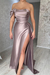 Schlichtes, schulterfreies, ärmelloses Meerjungfrau-Ballkleid aus Satin mit Schlitz vorne
